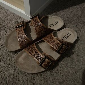 Leather engraved Sandals women’s 9
